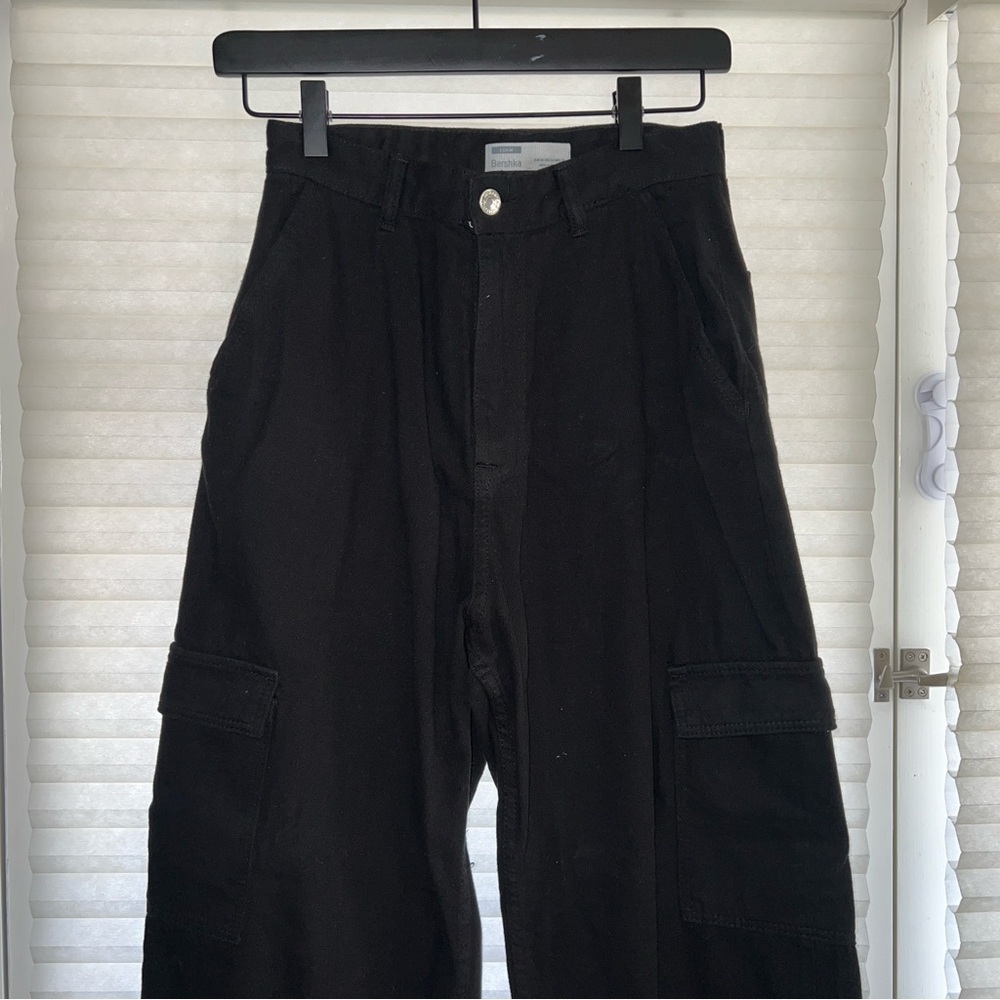 BERSHKA BLACK HIGH WAIST CARGO PANTS WITH POCKETS IN WOMENS SIZE 4